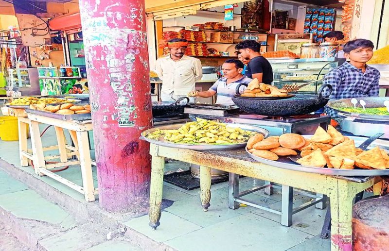 खुले में बिक रही खाद्य सामग्रियों से बीमार हो रहे शहरवासी, विभाग उदासीन