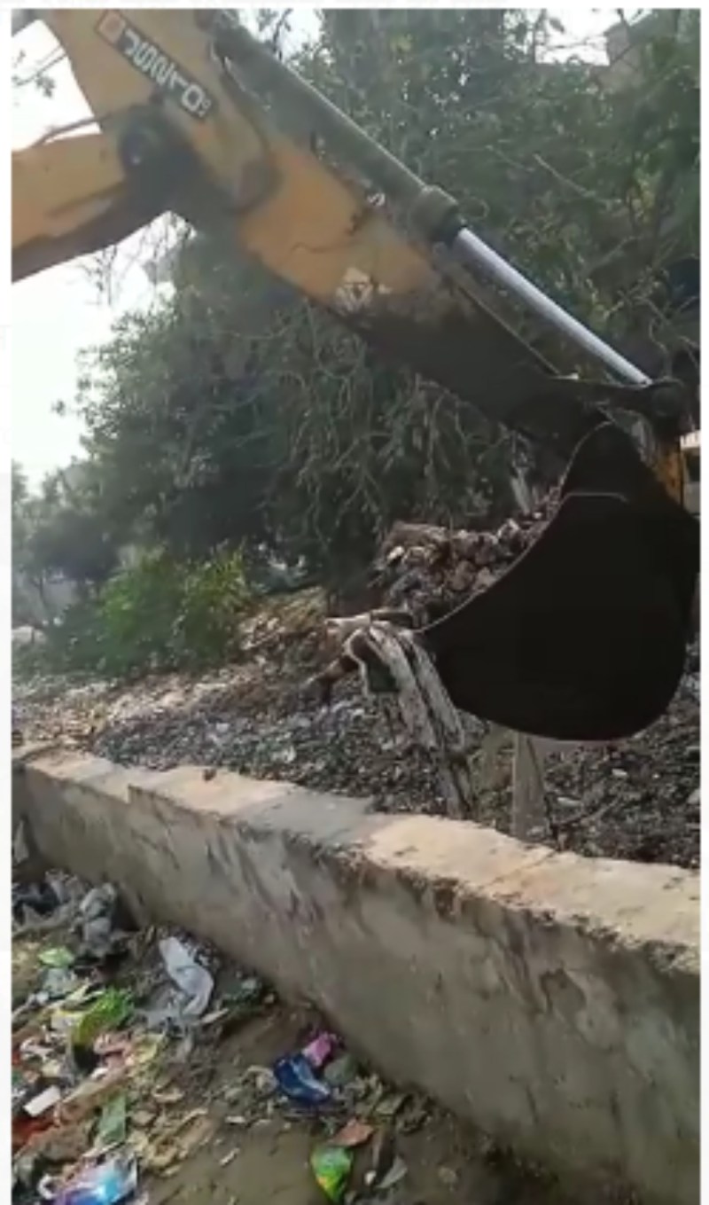 नाले में पड़ी थी चार दिन से लापता युवक की लाश,जेसीबी ने निकाली तो मचा हड़कंप