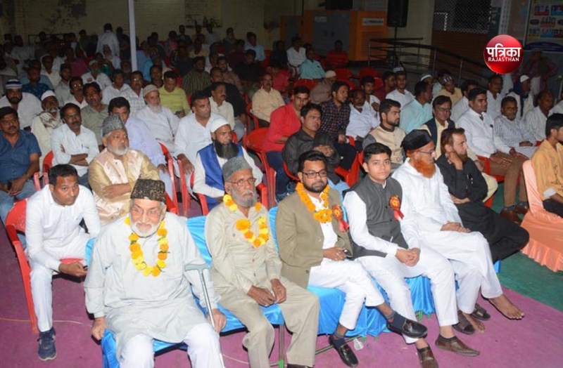 मुशायरा: कलाम पेश कर देर रात तक श्रोताओं को बांधे रखा