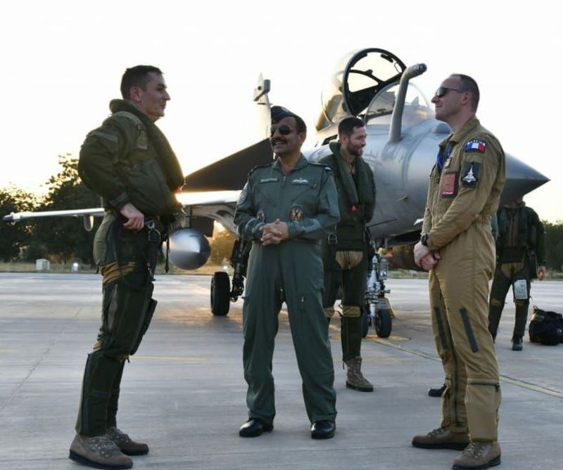 दुश्मन देशों को Indian Air Force का संदेश राफेल-एलसीएच की आसमान में जुगलबंदी