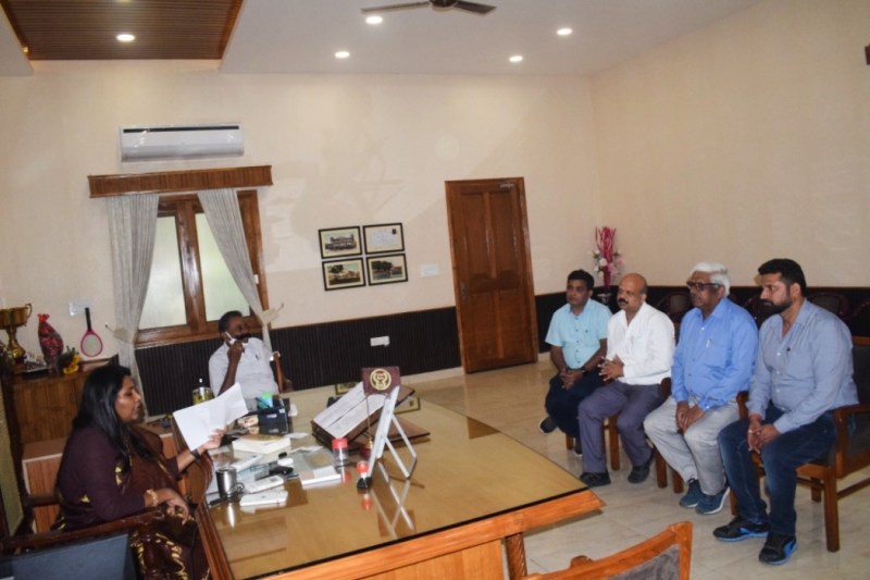 Sanyukt Vyapar Samiti : यातायात व्यवस्था के लिए अस्थाई बैरियर हटाने की मांग को लेकर मंडलायुक्त को सौंपा ज्ञापन