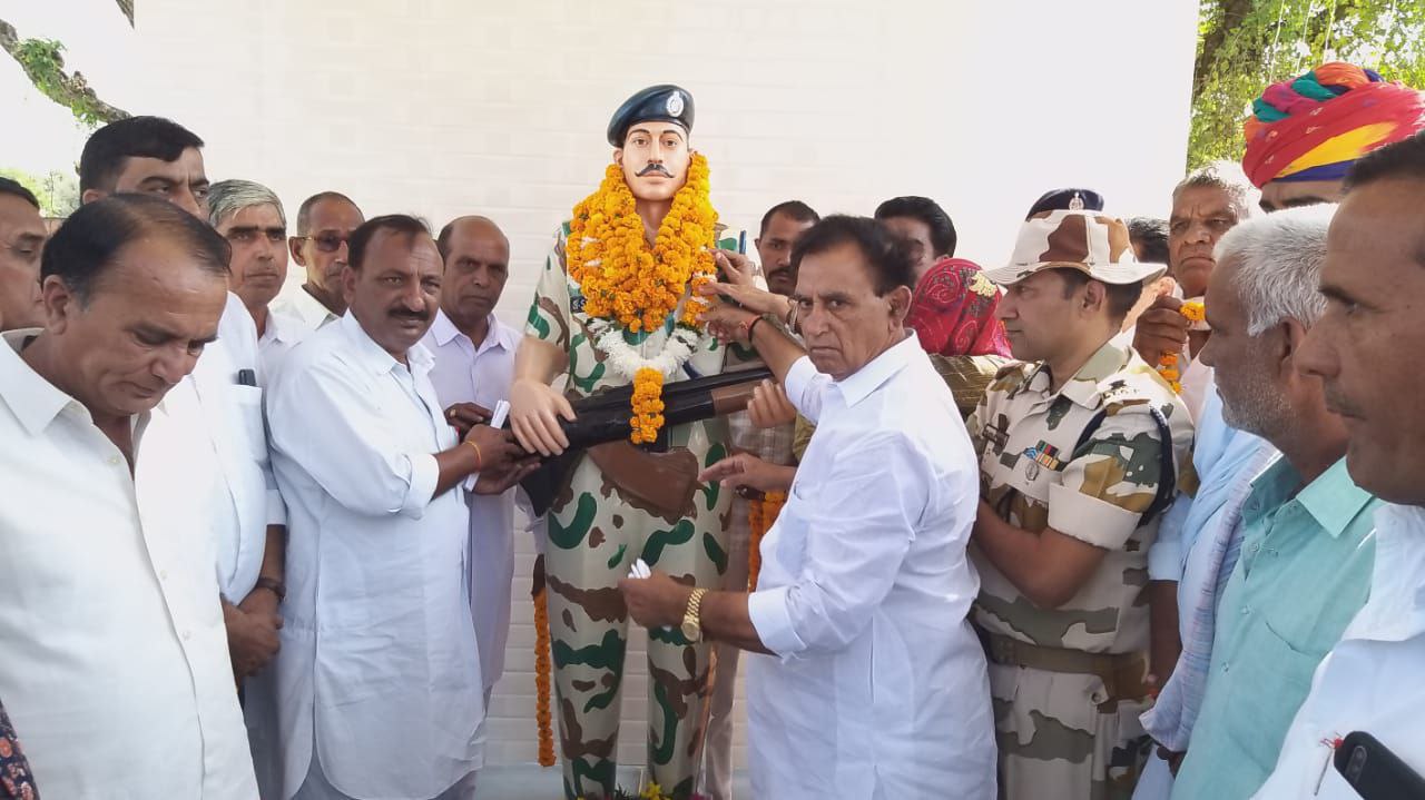 शहीद की पुण्यतिथि पर प्रतिमा अनावरण व रक्तदान किया