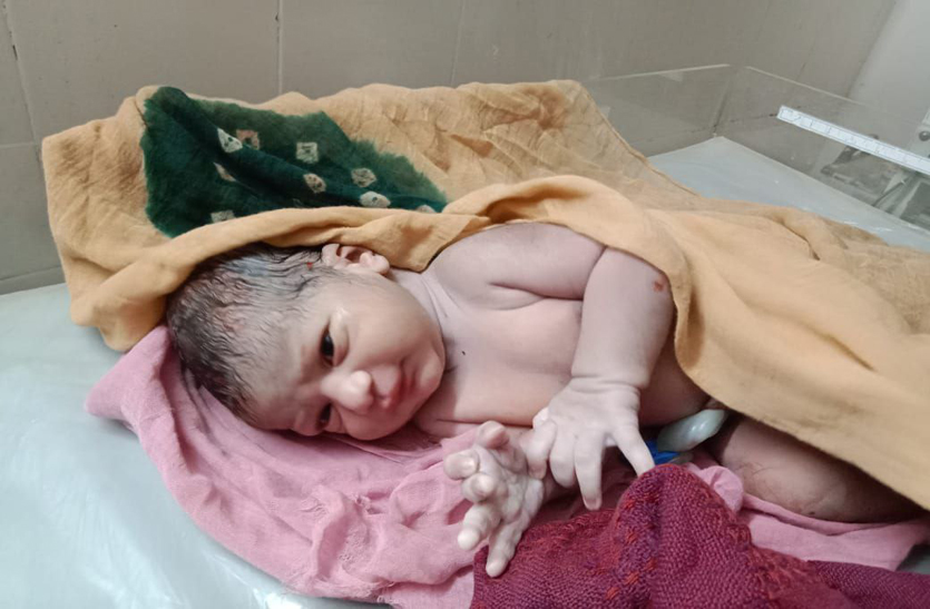 वैन व कार की टक्कर में दो घंटे पूर्व जन्मे नवजात, उसकी मां सहित 4 जनों की मौत,