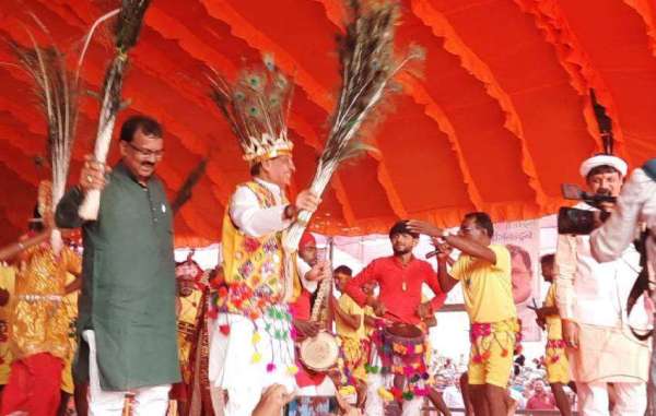 cm_shivraj_dancing_in_moniya_mahotsav.jpg