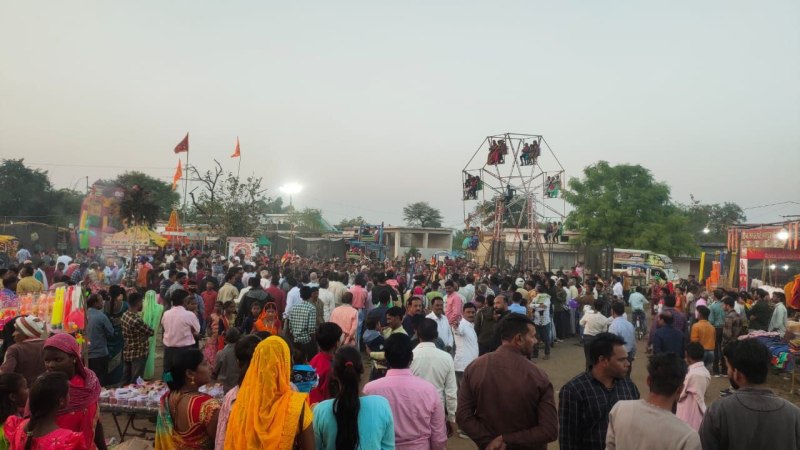 मदमस्त होकर अहीरों ने किया नृत्य