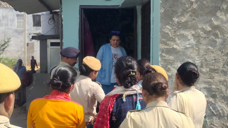 यहां तो खुलेआम चल रहा है देह व्यापार, लड़कियां इशारों से बुलाती हैं।