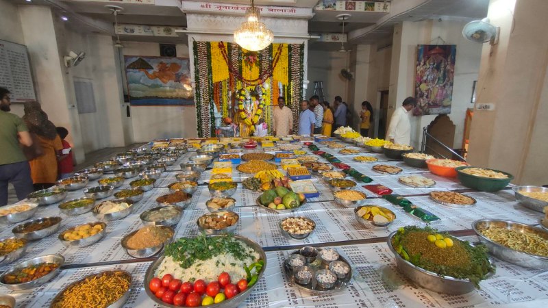 श्रद्धा अटूट, ठाकुरजी के मंदिरों में सजे 56 भोग अन्नकूट