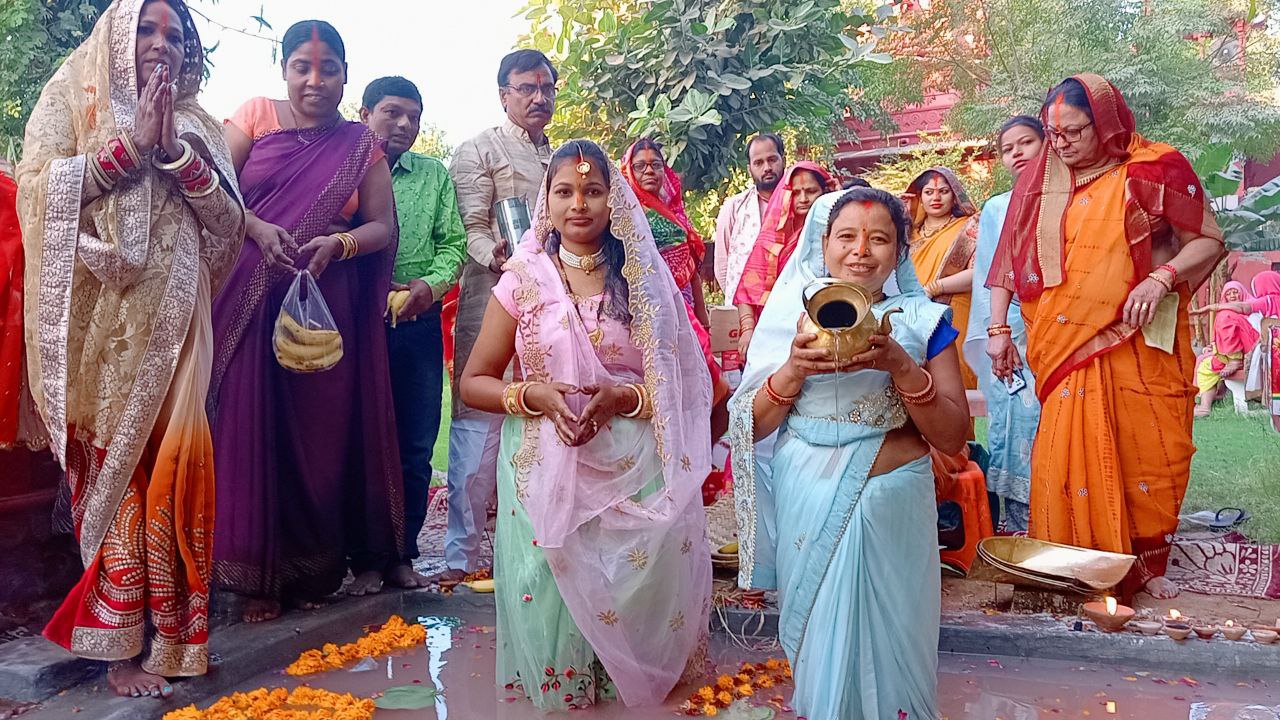 उगते सूरज को दिया अर्घ्य, छठ महापर्व की पूर्णाहुति