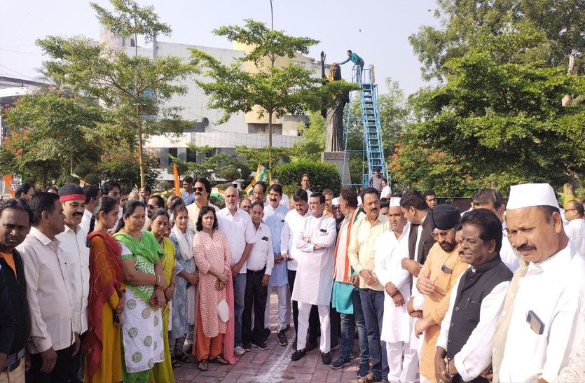 Indore News : इंदिरा गांधी प्रतिमा पर भिड़े कांग्रेसी