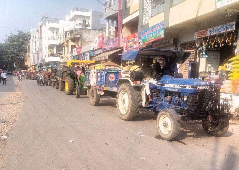 सोयाबीन की बंपर आवक से मंडी फुल, ट्रॉलियों के प्रवेश की नई व्यवस्था लागू
