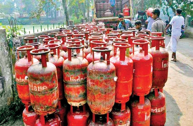 Commercial gas cylinder: कमर्शियल गैस सिलेंडर 115.50 रुपए सस्ता, पांच माह की सबसे बड़ी कटौती, घरेलू गैस सिलेंडर के नहीं बदले दाम