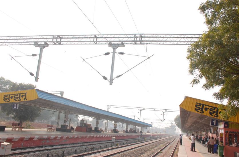 दिल्ली के लिए एक ही नियमित ट्रेन, डिब्बे कम…लम्बी वेटिंग …यात्री परेशान