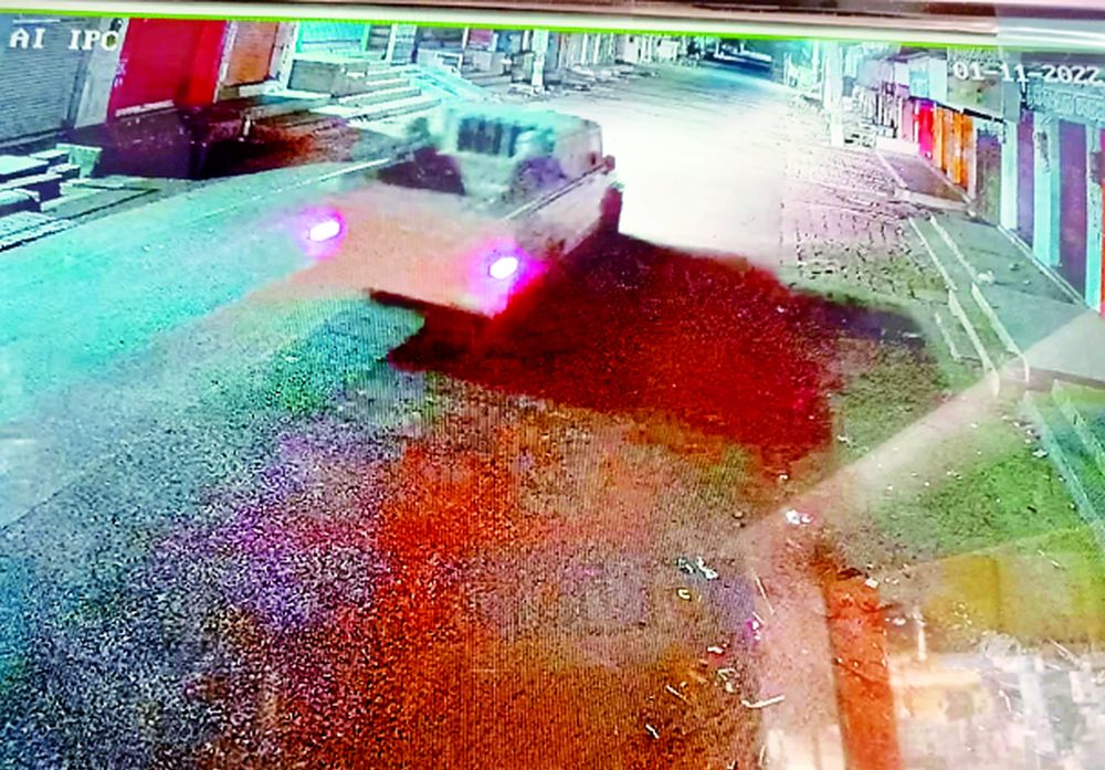 पिकअप में आए चोर, दो दुकानों के ताले तोड़ ले गए लाखों के जेवरात