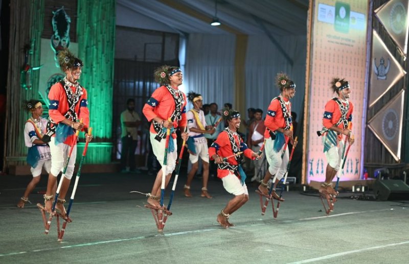 छत्तीसगढ़ में राज्योत्सव की धूम: राष्ट्रीय नृत्य महोत्सव में गेड़ी नृत्य से बंधा समां, झूम उठा जनसमूह