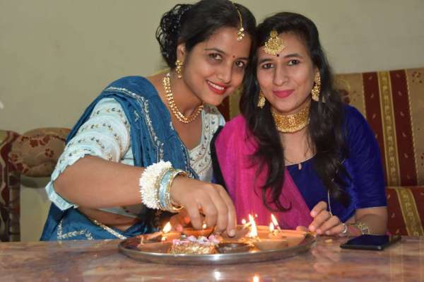 भीलवाड़ा की दिवाली देख नहीं पाए तो कोई बात नहीं, यहां देखें दिवाली की वो शानदार तस्वीरें, जहां बाजार में उतर आए चांद सितारे