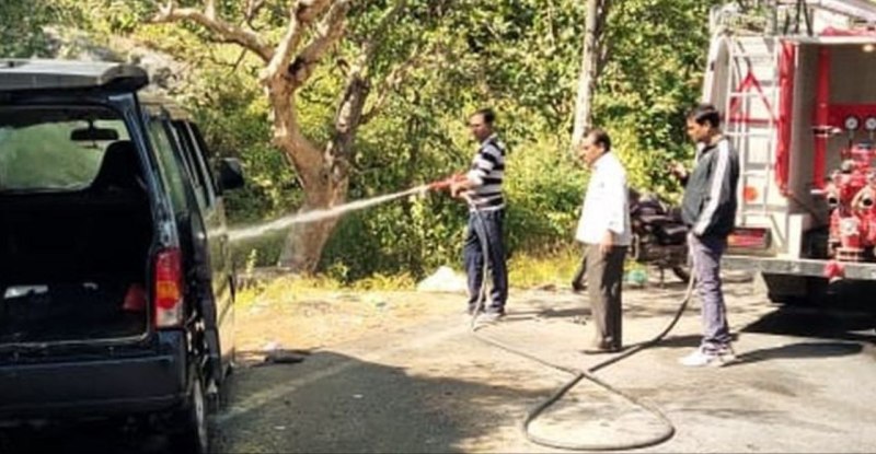 चलरी कार में लगी आग, मची अफरा तफरी
