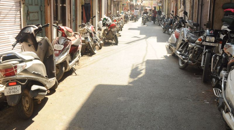 बाड़मेर: 12-13 हजार नए दुपहिया वाहन हर साल उतर रहे सड़कों पर, घुटता जा रहा सड़कों का दम