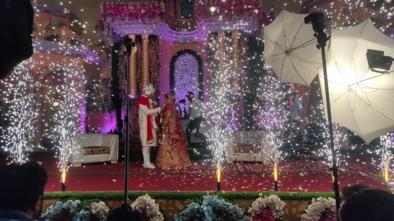शादी के धूमधड़ाके में कर रहे हैं कोल्ड आतिशबाजी तो हो जाए सावधान