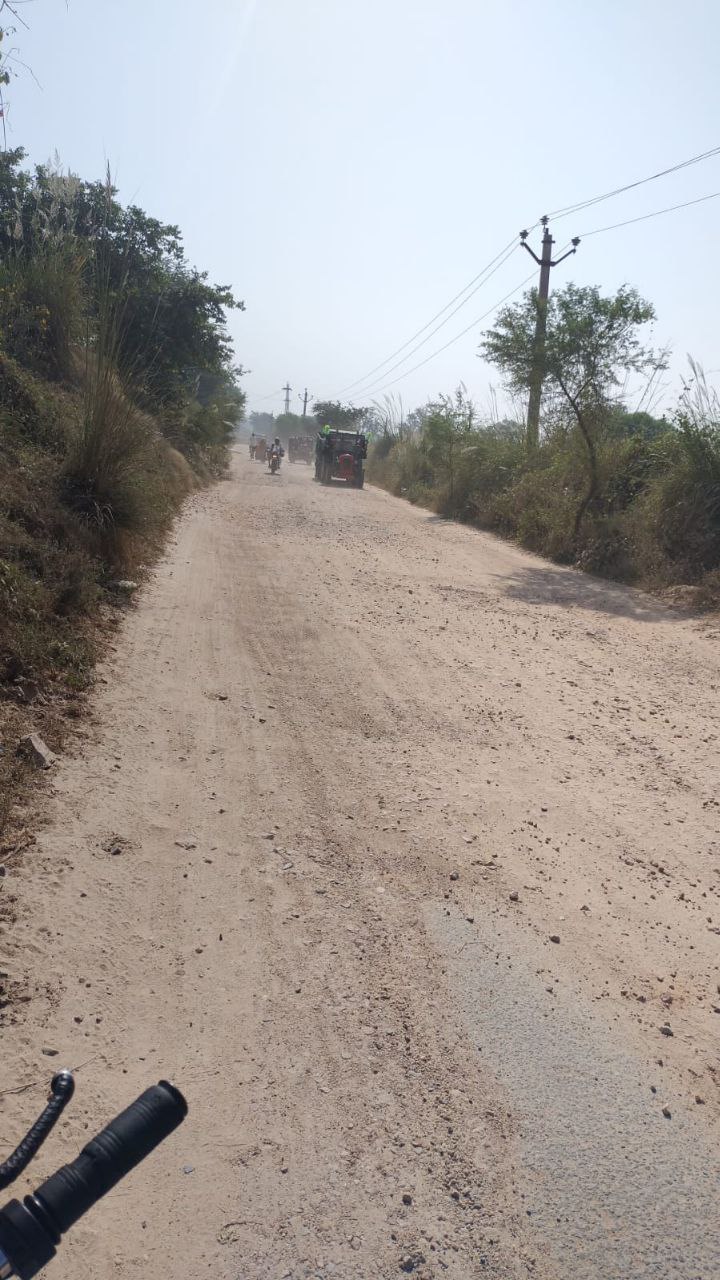 हादसों को आमंत्रण दे रही है क्षतिग्रस्त सड़क