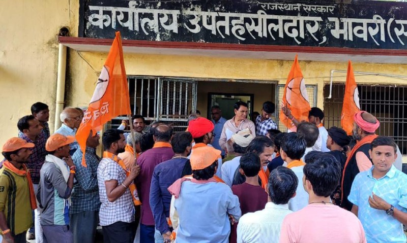 सरूपगंज. नायब तहसीलदार को ज्ञापन देते शिवसेना कार्यकर्ता।