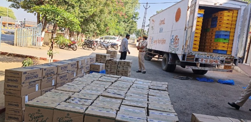 सरूपगंज. पुलिस द्वारा अवैध शराब का कंटेनर व बरामद शराब।