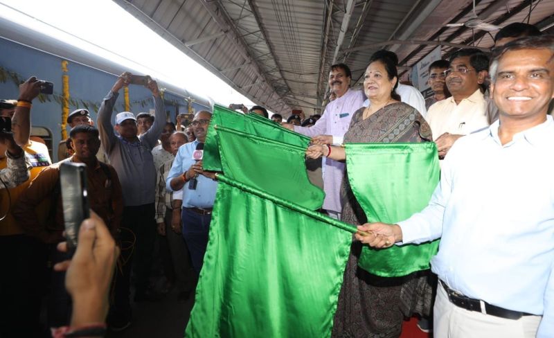 वलसाड-वडनगर एक्सप्रेस को रेलवे राज्यमंत्री ने दिखाई हरी झंडी