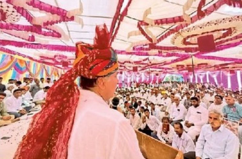 गिड़ा के मेघवालो की ढाणी ग्राम पंचायत व सुथारों की ढाणी स्कूल उद्घाटन समारोह में उपस्थित जन समूह