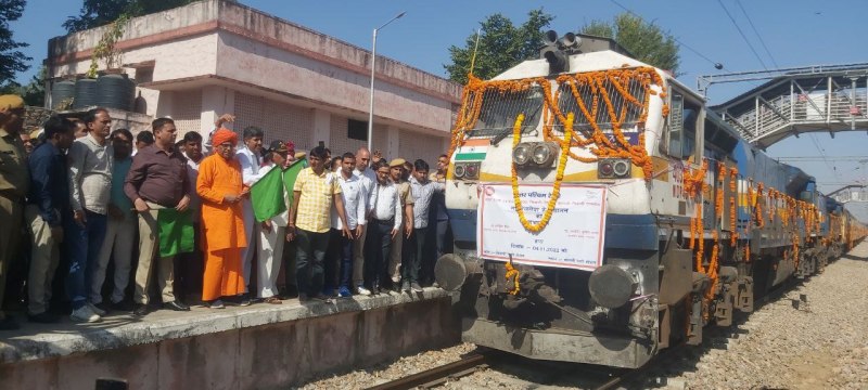 जयपुर के लिए नई ट्रेन के चलने से लोगों में खुशी की लहर