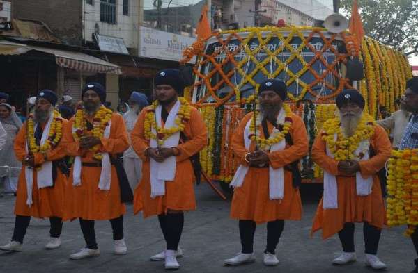 गुरुनानक देव के प्रकाशोत्सव के तहत निकला नगर कीर्तन
