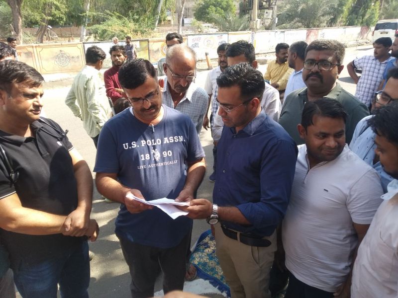 केंद्रीय मंत्री की पीएमओ पर टिप्पणी के विरोध में डॉक्टरों का प्रदर्शन, कलक्टर आवास पर धरना