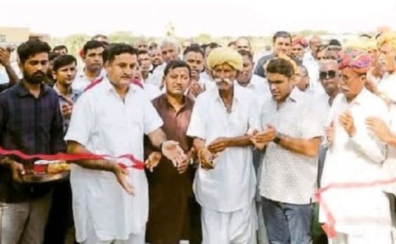 समारोह के दौरान स्कूल मेंफीता काटकर मुख्य द्वार का उदघाटन किया।