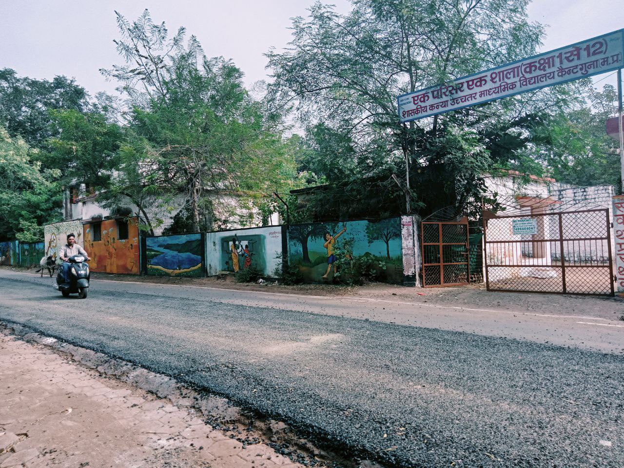 जहां जरूरत ही नहीं वहां सीसी सड़क के ऊपर ही डाल दी डामर सड़क