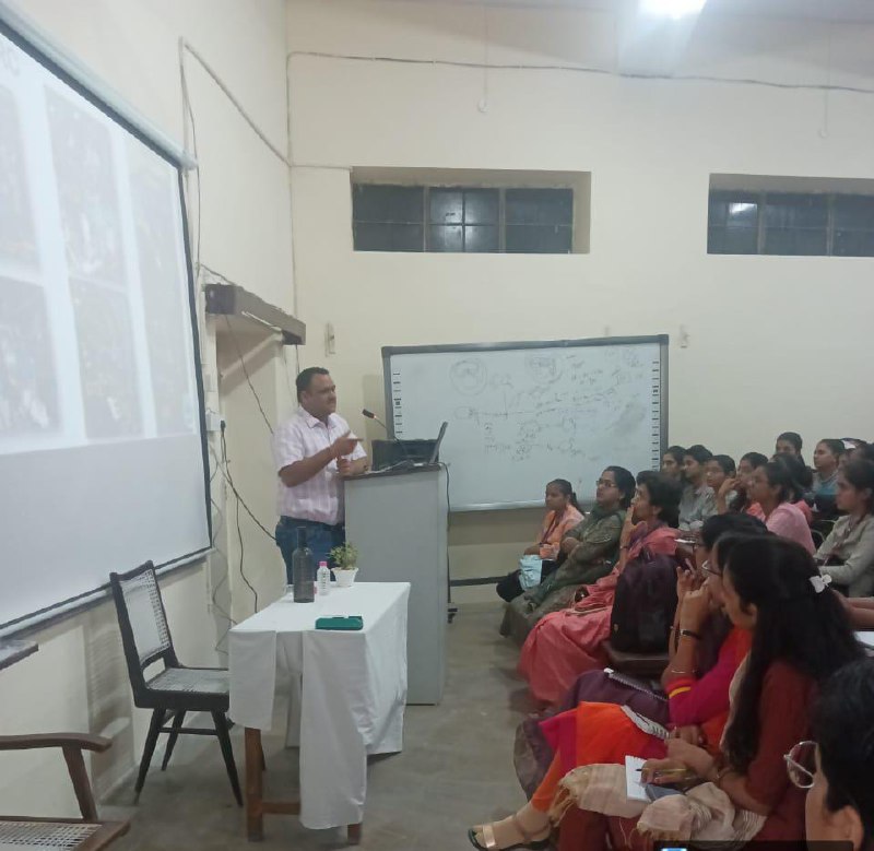 नाभिकीय भौतिकी पर हुई चर्चा, बड़ी संख्या में छात्राएं रही मौजूद