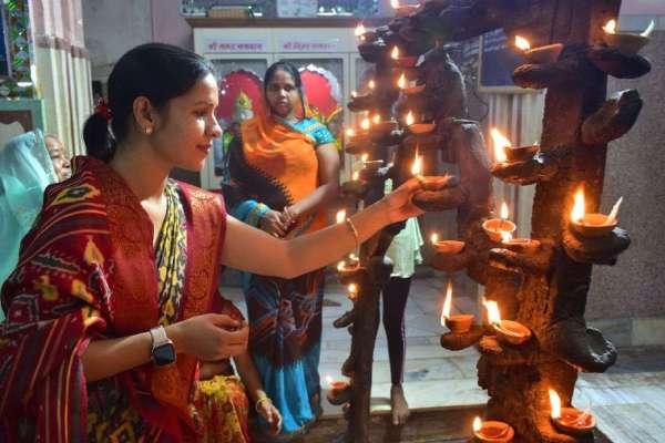 देव दीपावली पर सजी दीपमालिका