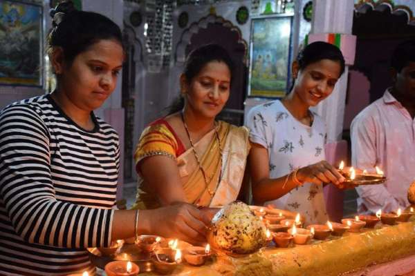 देव दीपावली पर सजी दीपमालिका