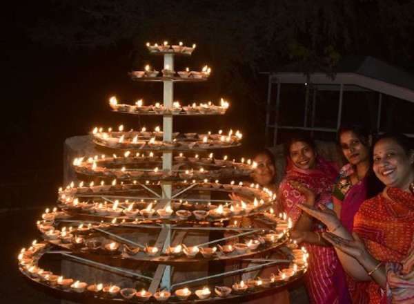 देव दीपावली पर सजी दीपमालिका