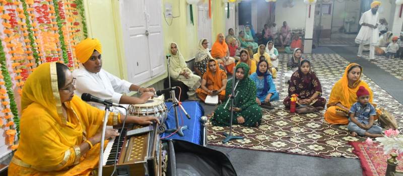 सत गुरु नानक प्रगटिया मिटी धुंध जग चानण होआ