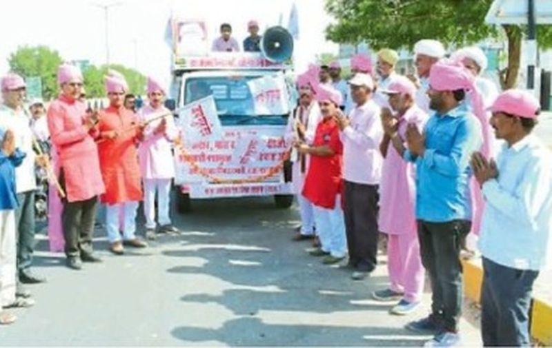 बाड़मेर. वाहन रैली को रवाना करते हुए।