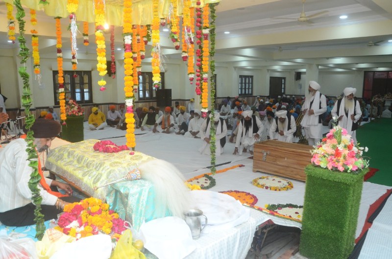 सतगुरु नानक परगटिया, मिटी धुंध जग चानण होवा......