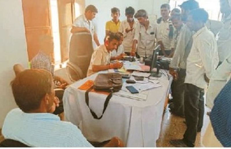  सिणधरी. सर्वर की समस्या और सहकारिता समिति में खाद लेने के लिए इंतजार करते किसान।