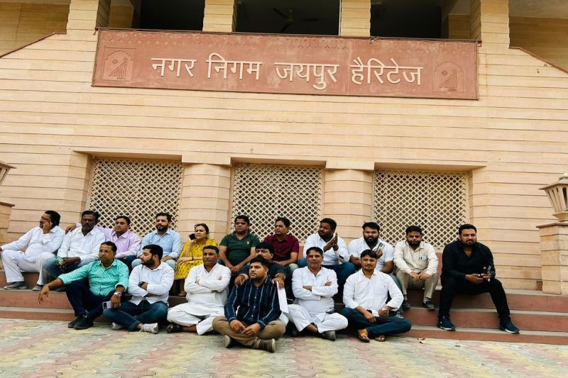 गहलोत सरकार में अपने ही बोर्ड के खिलाफ धरने पर बैठे कांग्रेसी पार्षद, जानें वजह