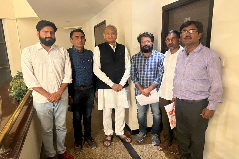 37 दिन से गुजरात में सत्याग्रह पर राजस्थान के युवा बेरोजगार, अब आंदोलन की क्या होगी अगली रणनीति