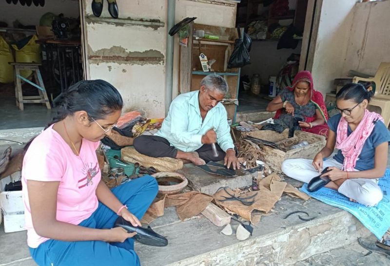 जूते सिलने वाला दुनिया से लड़ बेटियों को बना रहा डॉक्टर