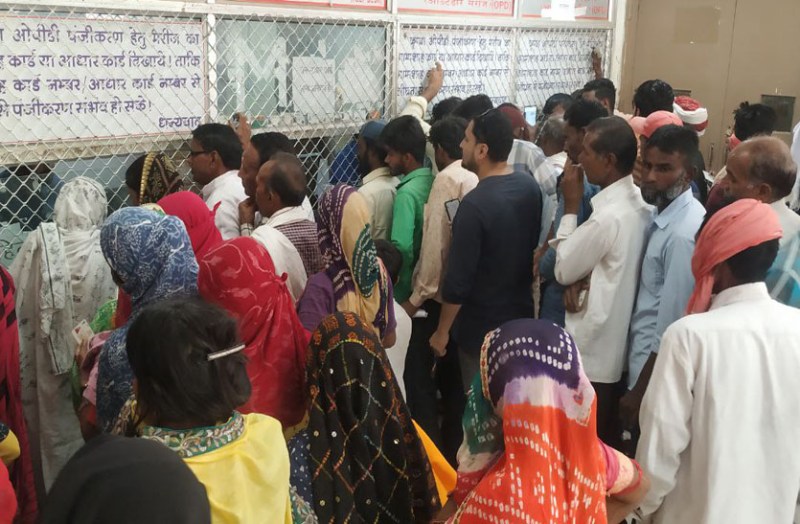 टोंक सआदत अस्पताल के पर्ची काउंटर पर मरीजों की कट रही जेब