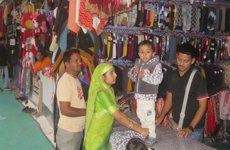 सर्दी की दस्तक के साथ शहर में गर्म कपड़ों के सज गए बाजार