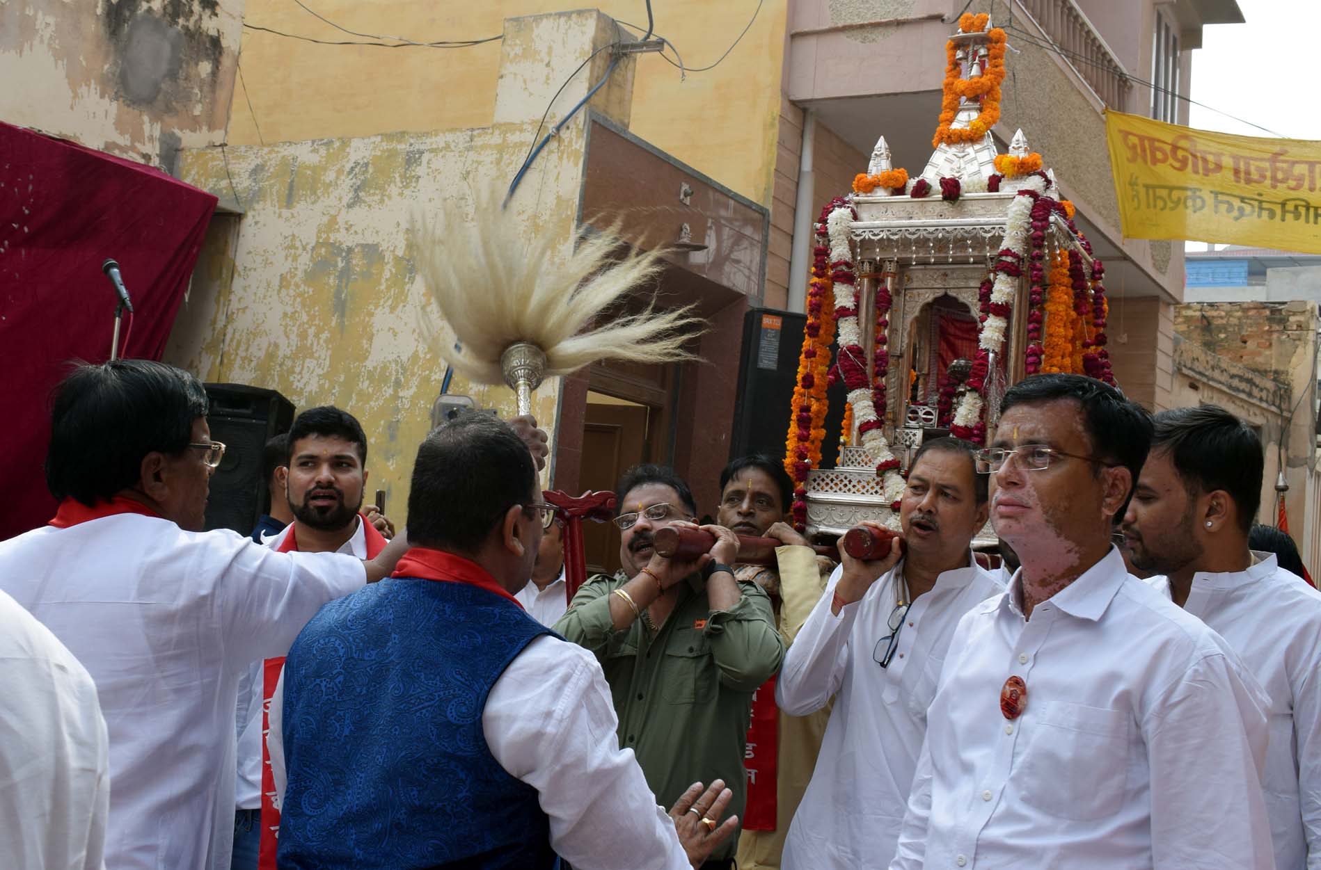 गाजे-बाजे से निकली भगवान महावीर की सवारी