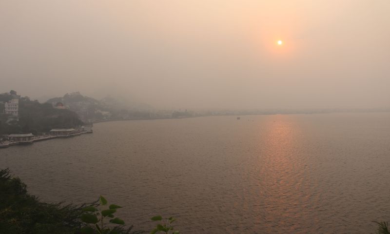 छितराए बादल, हवा चलने से बढ़ी ठंडक