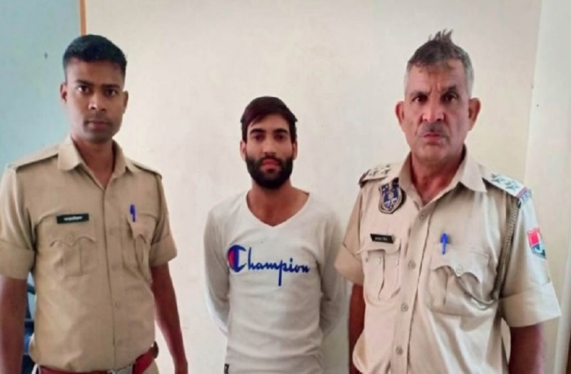 पत्नी के चरित्र पर करता था शक, बाइक पर किसी के साथ बैठा देखकर पेट में घोप दिया था चाकू