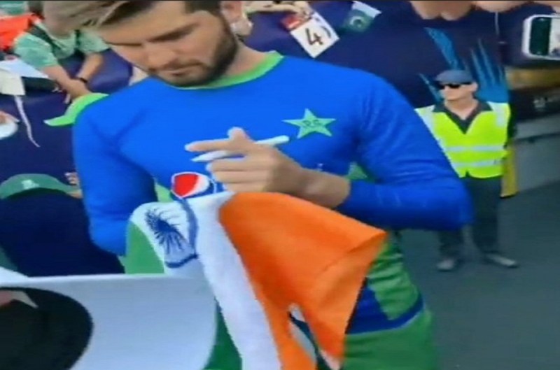 shaheen_afridi_signs_on_indian_flag.jpg