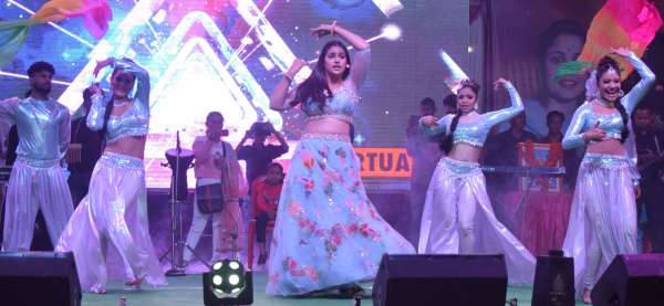 Crowds gathered to watch Pranjal Dahiya's dance, arrangements fell short...view photos